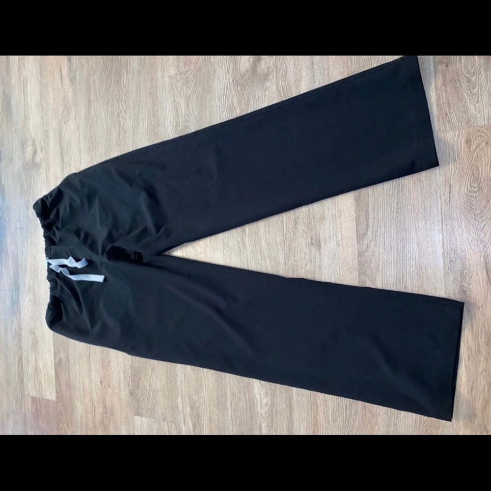 Black men’s scrub pants M